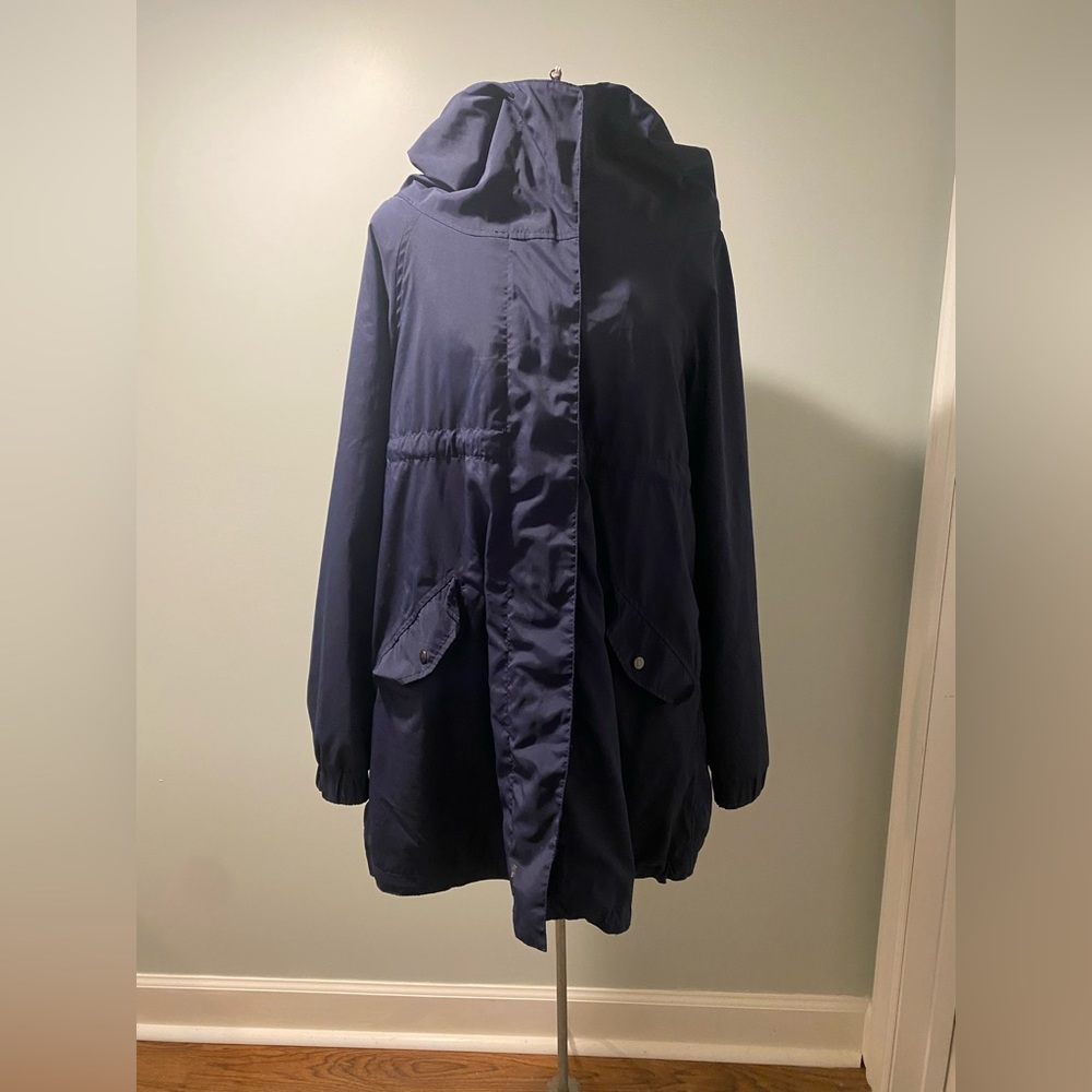Lululemon windbreaker/ raincoat size 8